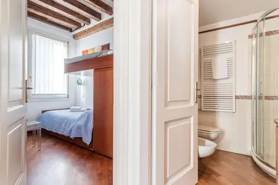 Bagno di 7 WINDOWS ON VENICE by LionHost