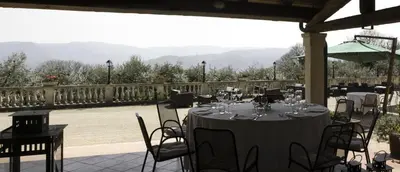 Vista generica sulle montagne o vista sulle montagne dall'interno dell'hotel