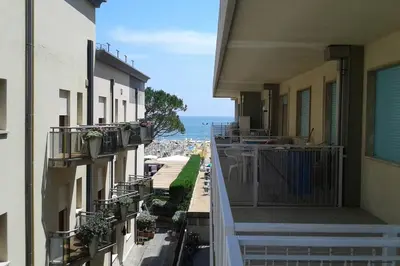 Vista generica sul mare o vista sul mare dall'interno dell'appartamento