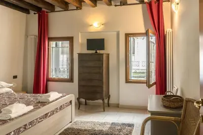 Letto o letti in una camera di La Gondola - beautiful canal view