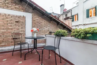 Balcone o terrazza di Rialto Bridge Big apt with Lift by LionHost