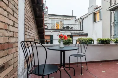 Balcone o terrazza di Rialto Bridge Big apt with Lift by LionHost