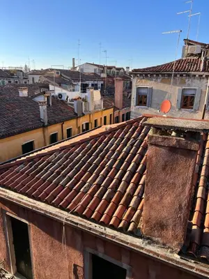 Vista generica su Venezia o vista sulla città dall'interno dell'affittacamere