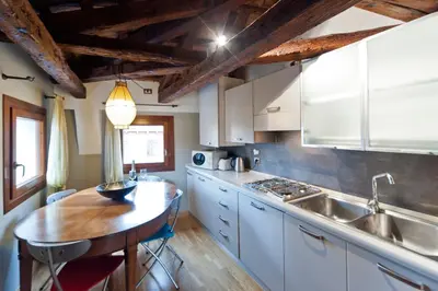 Cucina o angolo cottura di Casanova Penthouse in the heart of Venice