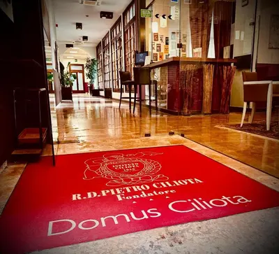 Certificato, attestato, insegna o altro documento esposto da Domus Ciliota