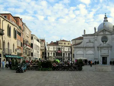 Vista generica su Venezia o vista sulla città dall'interno dell'appartamento
