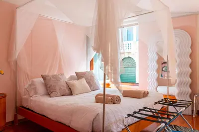 Letto o letti in una camera di Casa Flavia ai Morosini - Luxury apartment with Canal View