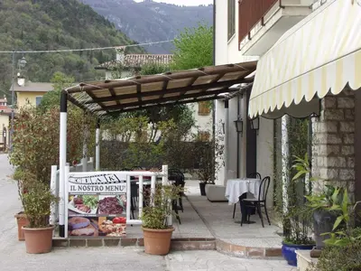 Vista generica sulle montagne o vista sulle montagne dall'interno dell'hotel