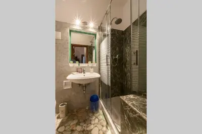 Bagno di KEY LOCATION near Palazzo Grassi