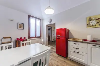 Cucina o angolo cottura di Maurizio House - near the Train Station