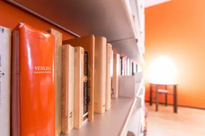 Biblioteca nell'appartamento