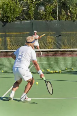 Attività di tennis o squash presso il villaggio turistico o nelle vicinanze