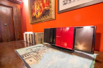TV o dispositivi per l'intrattenimento presso between the channels, in San Marco