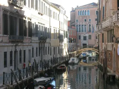 Vista generica su Venezia o vista sulla città dall'interno dell'appartamento