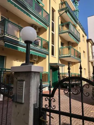 Balcone o terrazza di App4rent - VILLA MIMOSA - 3 Family apartments - parking, wifi, near the beach