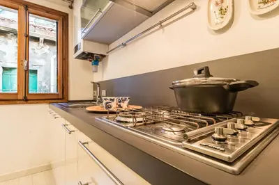 Cucina o angolo cottura di SAN POLO 2140 IN THE HEART OF VENICE