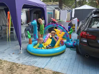 Bambini che soggiornano presso WMC BUSCHMANN camping-in-venedig Wohnwagenvermietung at UNION LIDO Cavallino