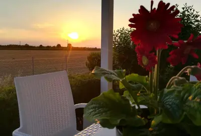 Alba o tramonto visti dall'interno dell'affittacamere o dai dintorni