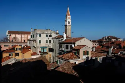 Vista generica su Venezia o vista sulla città dall'interno dell'appartamento
