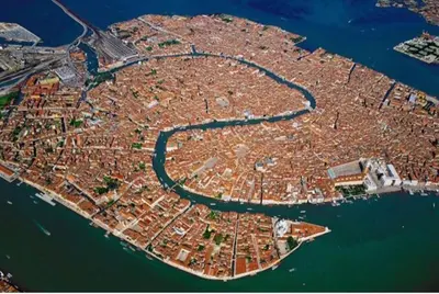 Vista generica su Venezia o vista sulla città dall'interno dell'appartamento