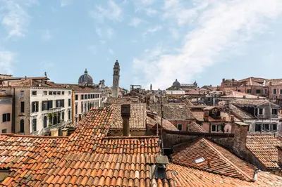 Vista generica su Venezia o vista sulla città dall'interno dell'appartamento