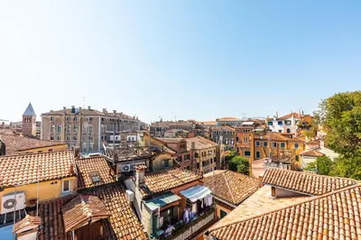 Vista generica su Venezia o vista sulla città dall'interno dell'appartamento