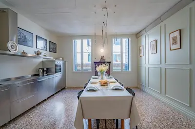 Cucina o angolo cottura di Sartor Apartment with Canal View and Private Court