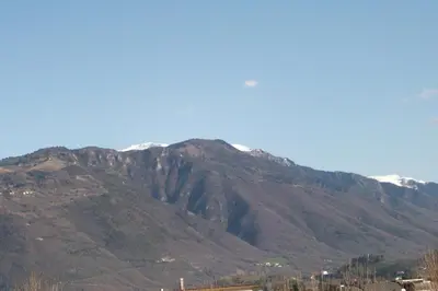 Vista generica sulle montagne o vista sulle montagne dall'interno del bed & breakfast