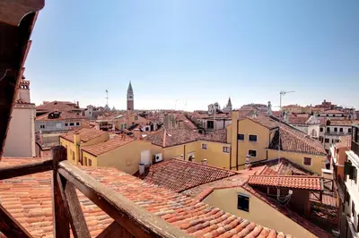 Vista generica su Venezia o vista sulla città dall'interno dell'appartamento