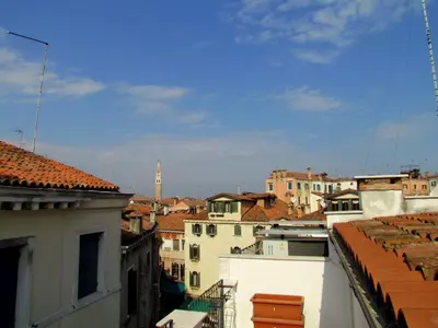 Vista generica su Venezia o vista sulla città dall'interno dell'appartamento
