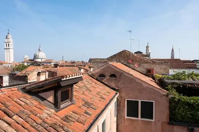 Vista generica su Venezia o vista sulla città dall'interno dell'appartamento