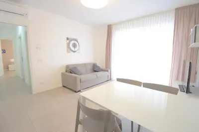 Area soggiorno di Equilium Apartments
