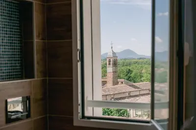 Vista generica sulle montagne o vista sulle montagne dall'interno dell'appartamento
