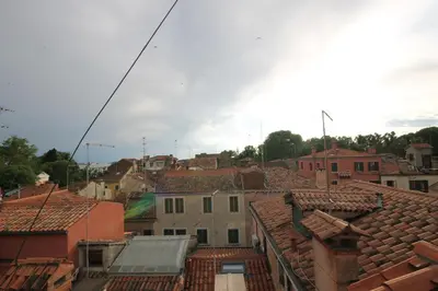 Vista generica su Venezia o vista sulla città dall'interno dell'appartamento