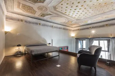 Area soggiorno di Exquisite Pied-à-Terre with Balcony and Canal View