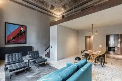 Area soggiorno di Exquisite Pied-à-Terre with Balcony and Canal View