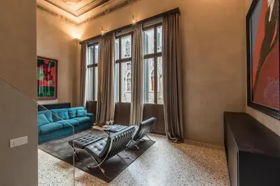 Area soggiorno di Exquisite Pied-à-Terre with Balcony and Canal View