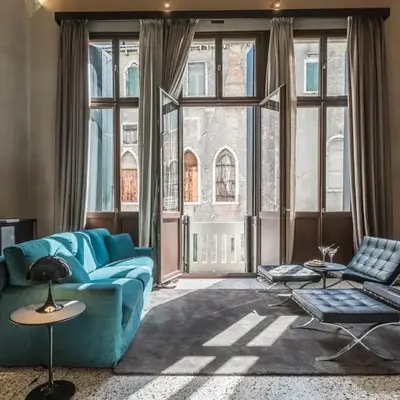 Exquisite Pied-à-Terre with Balcony and Canal View