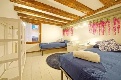 Letto o letti in una camera di Calle dei Fabbri San Marco Apartment