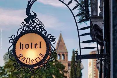 Certificato, attestato, insegna o altro documento esposto da Hotel Galleria