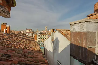 Vista generica su Venezia o vista sulla città dall'interno dell'appartamento