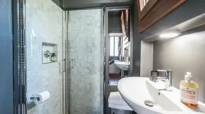 Bagno di Stylish Renovated Apartment In The Heart Of The City