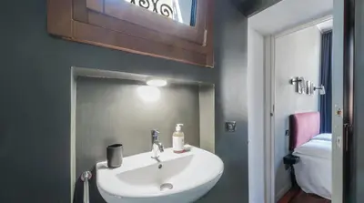 Bagno di Stylish Renovated Apartment In The Heart Of The City
