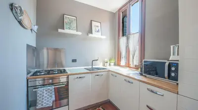 Cucina o angolo cottura di Stylish Renovated Apartment In The Heart Of The City