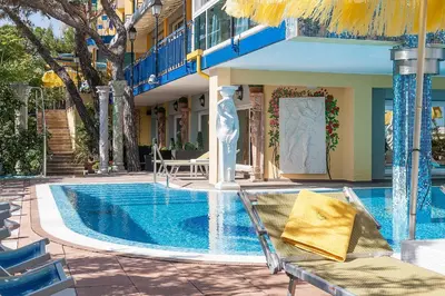 Piscina di Hotel Napoleon o nelle vicinanze