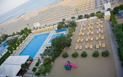 Piscina di Hotel Sirenetta o nelle vicinanze