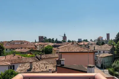 Vista generica su Castelfranco Veneto o vista sulla città dall'interno dell'appartamento