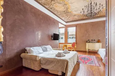 Letto o letti in una camera di Top Venice Apartments and Rooms Ostreghe Bridge