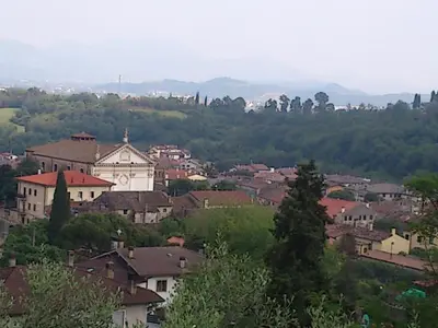 Vista generica sulle montagne o vista sulle montagne dall'interno dell'appartamento