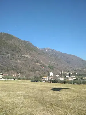 Vista generica sulle montagne o vista sulle montagne dall'interno dell'appartamento